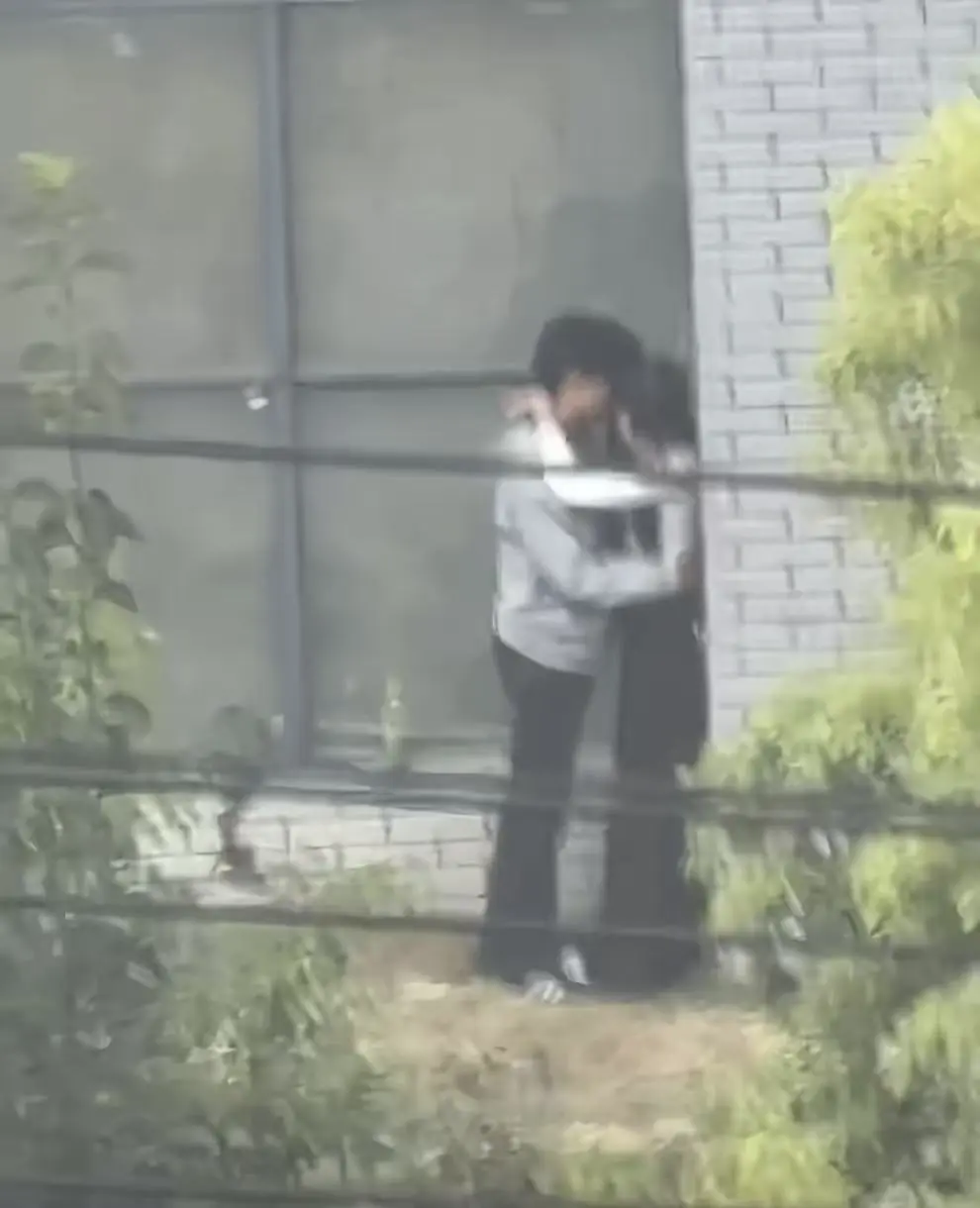 蚌埠职教园情侣野外视频完整版流出引热议-现场画面全程实录免费鉴赏-抖音热播中蚌埠职教园情侣野外视频